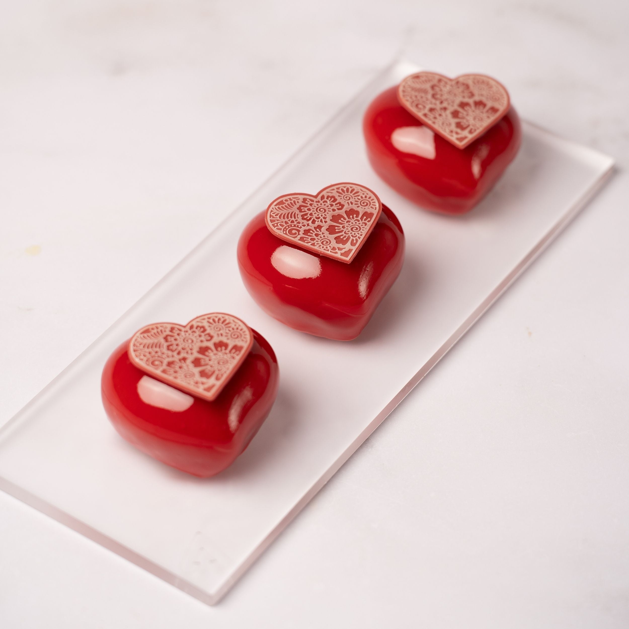 monoporzione a cuore con glassa rossa e decorazione a cuore di dobla 